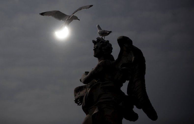 2015-03-20T121608Z_1120605793_GF10000032726_RTRMADP_3_SOLAR-ECLIPSE