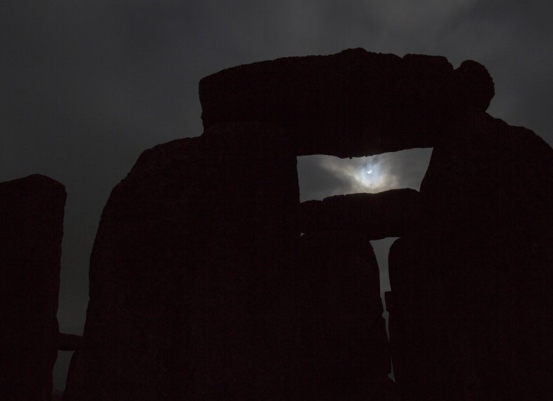 2015-03-20T111955Z_1550036149_LM1EB3K0VJG01_RTRMADP_3_SOLAR-ECLIPSE