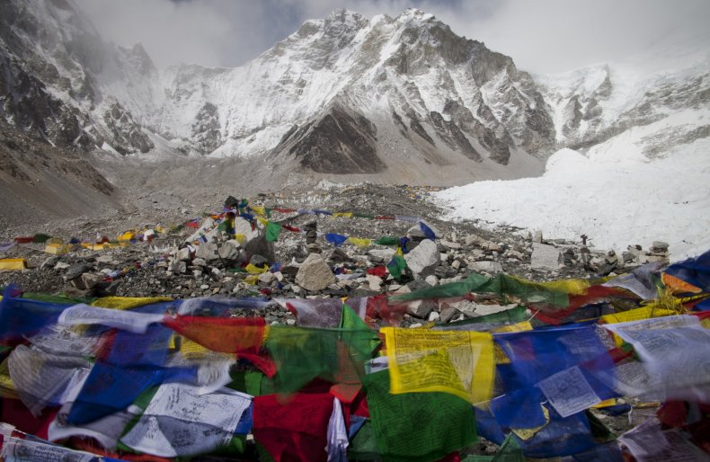 04_01_EverestDebris_01