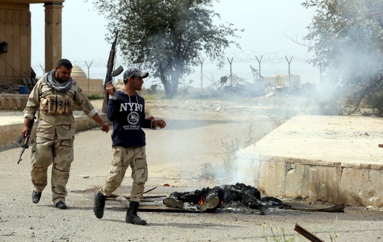 2015-04-02T203130Z_1880391800_GF10000047804_RTRMADP_3_MIDEAST-CRISIS-IRAQ-TIKRIT