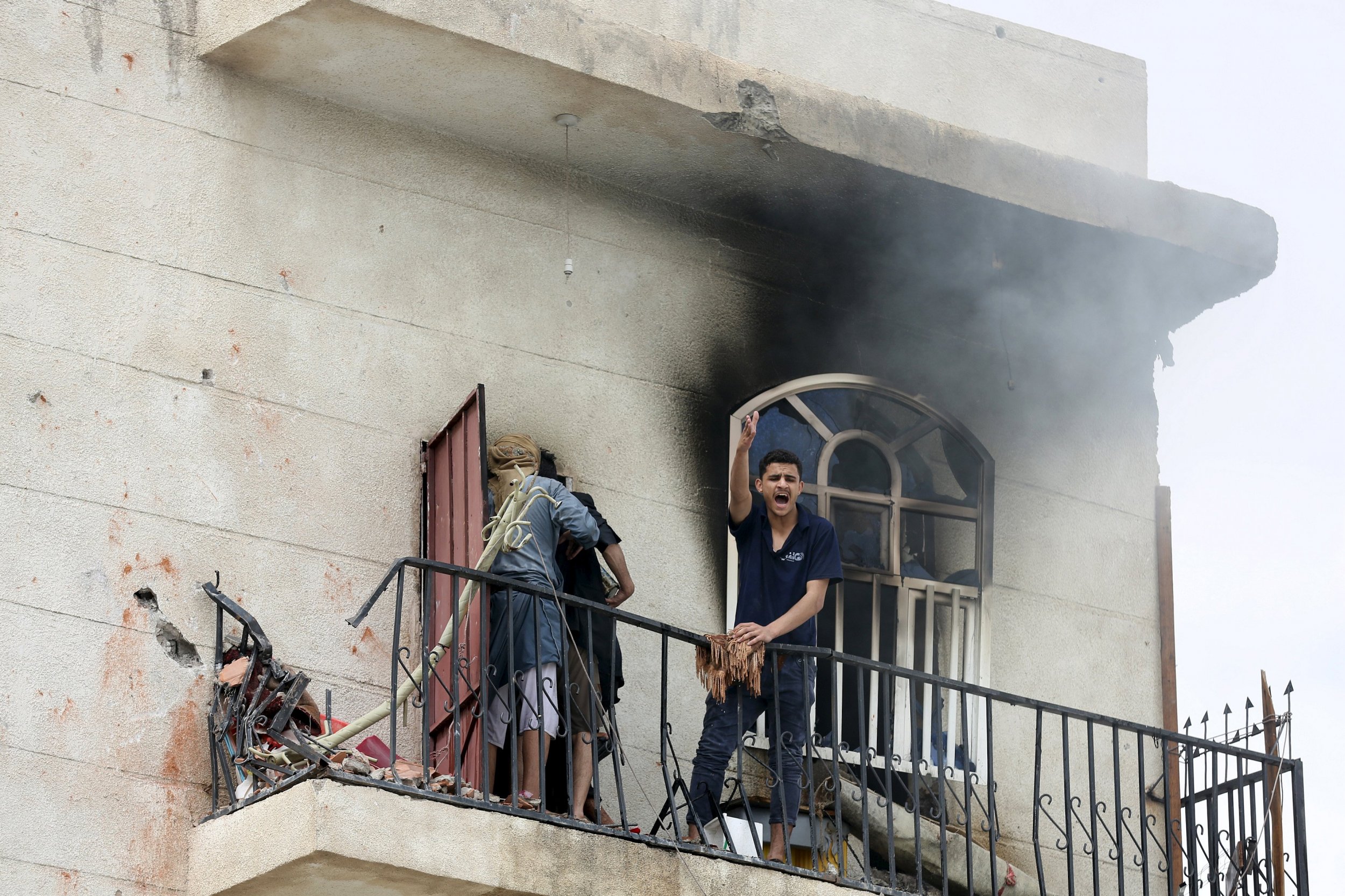 2015-04-08T150913Z_154388738_GF10000052637_RTRMADP_3_YEMEN-SECURITY-AIRSTRIKE