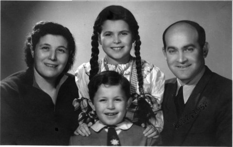 1952_Lodz_Family photo, mother Dora, sister Ania, father Nachman