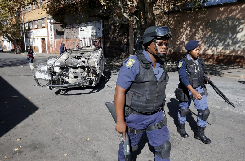 2015-04-17T091032Z_936918913_GF10000062452_RTRMADP_3_SAFRICA-VIOLENCE