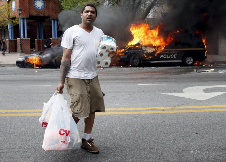 2015-04-27T214110Z_1604462212_GF10000075265_RTRMADP_3_USA-POLICE-BALTIMORE