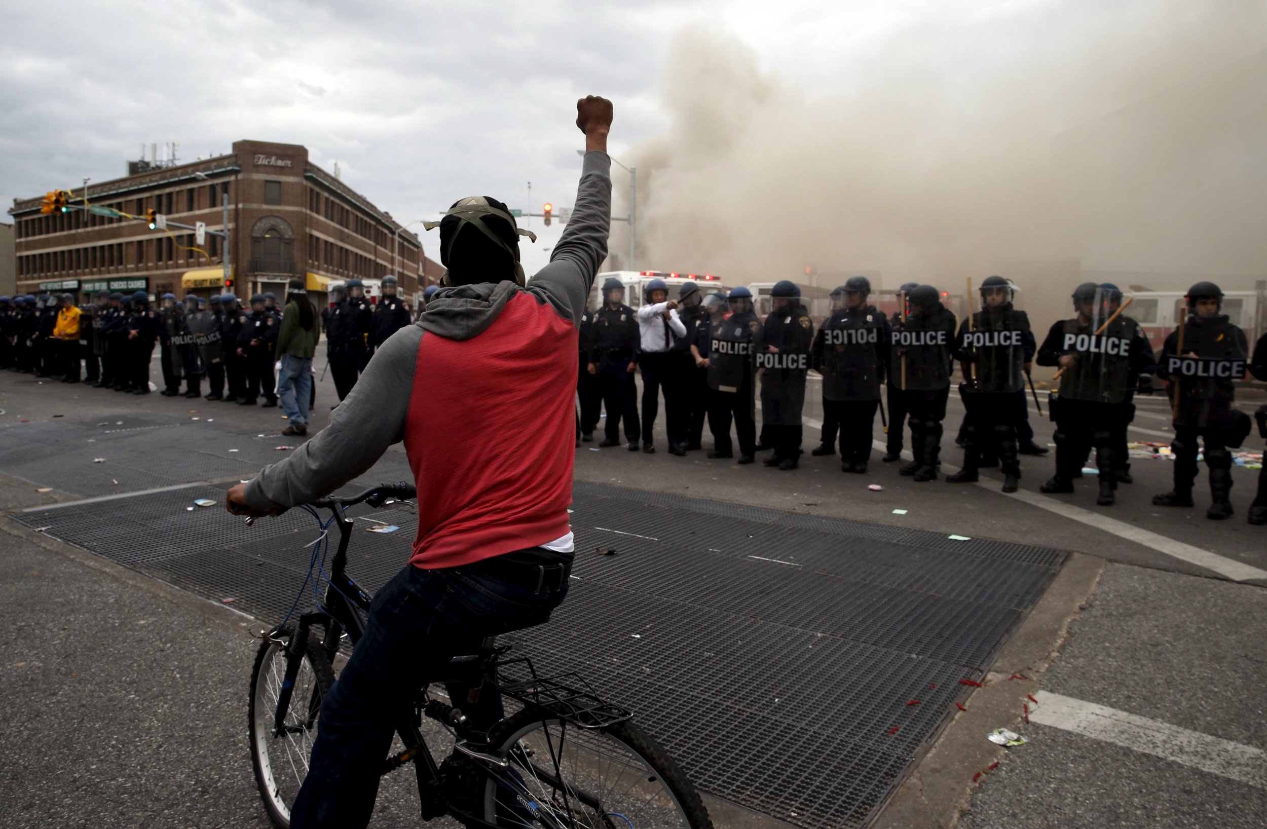 In Photos: Baltimore Riots After Freddie Gray Funeral - Newsweek