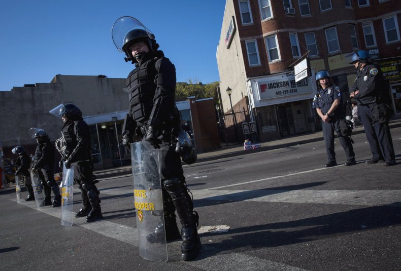 Baltimore Police Tallies Officer Injuries as Residents Clean Up, Crowds ...