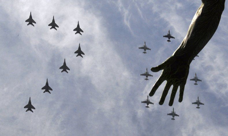 2015-05-09T103714Z_535074796_LR2EB590THRVF_RTRMADP_3_WW2-ANNIVERSARY-RUSSIA