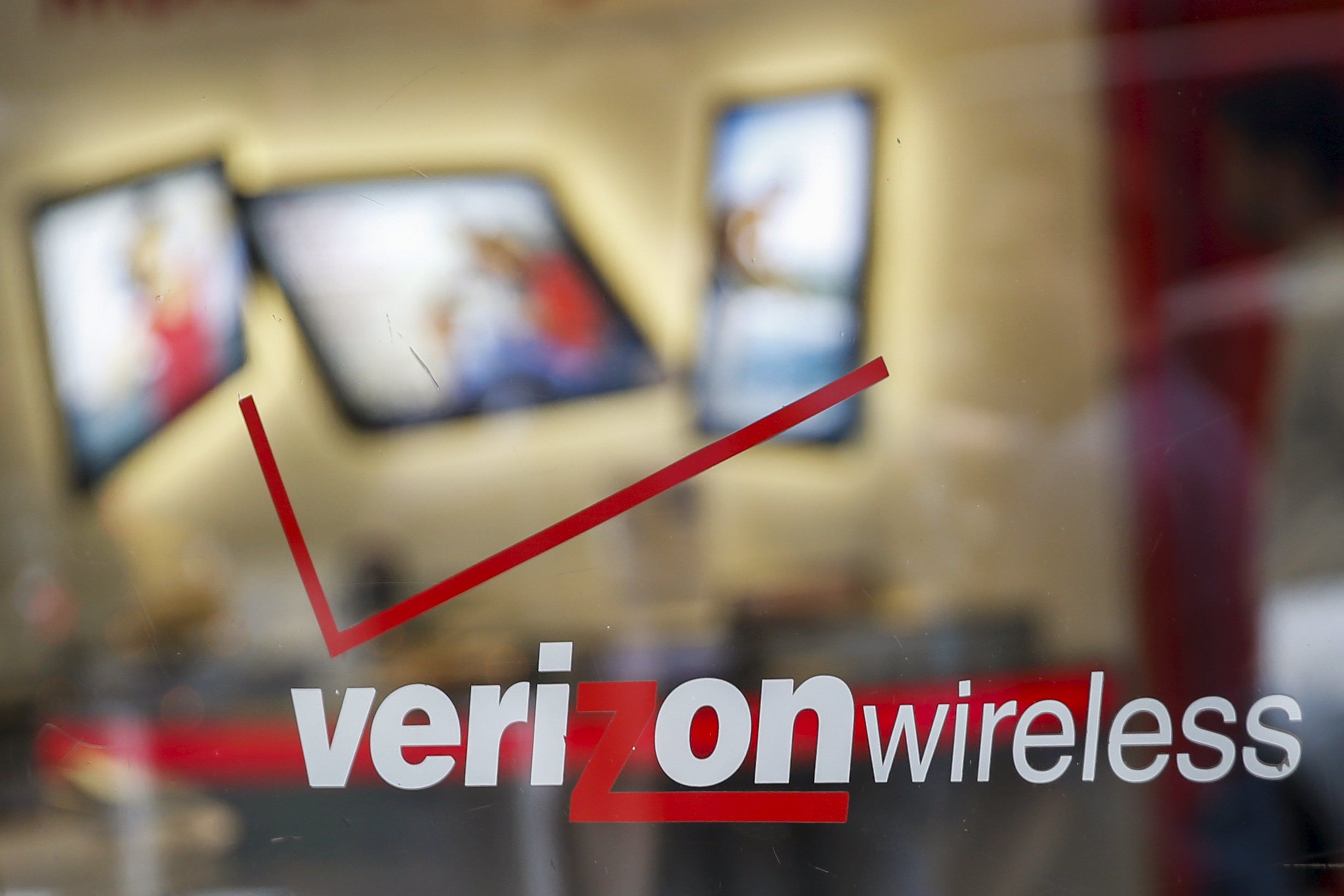 Verizon-AOL Deal Aims to Turn Phones Into TVs By Late Summer