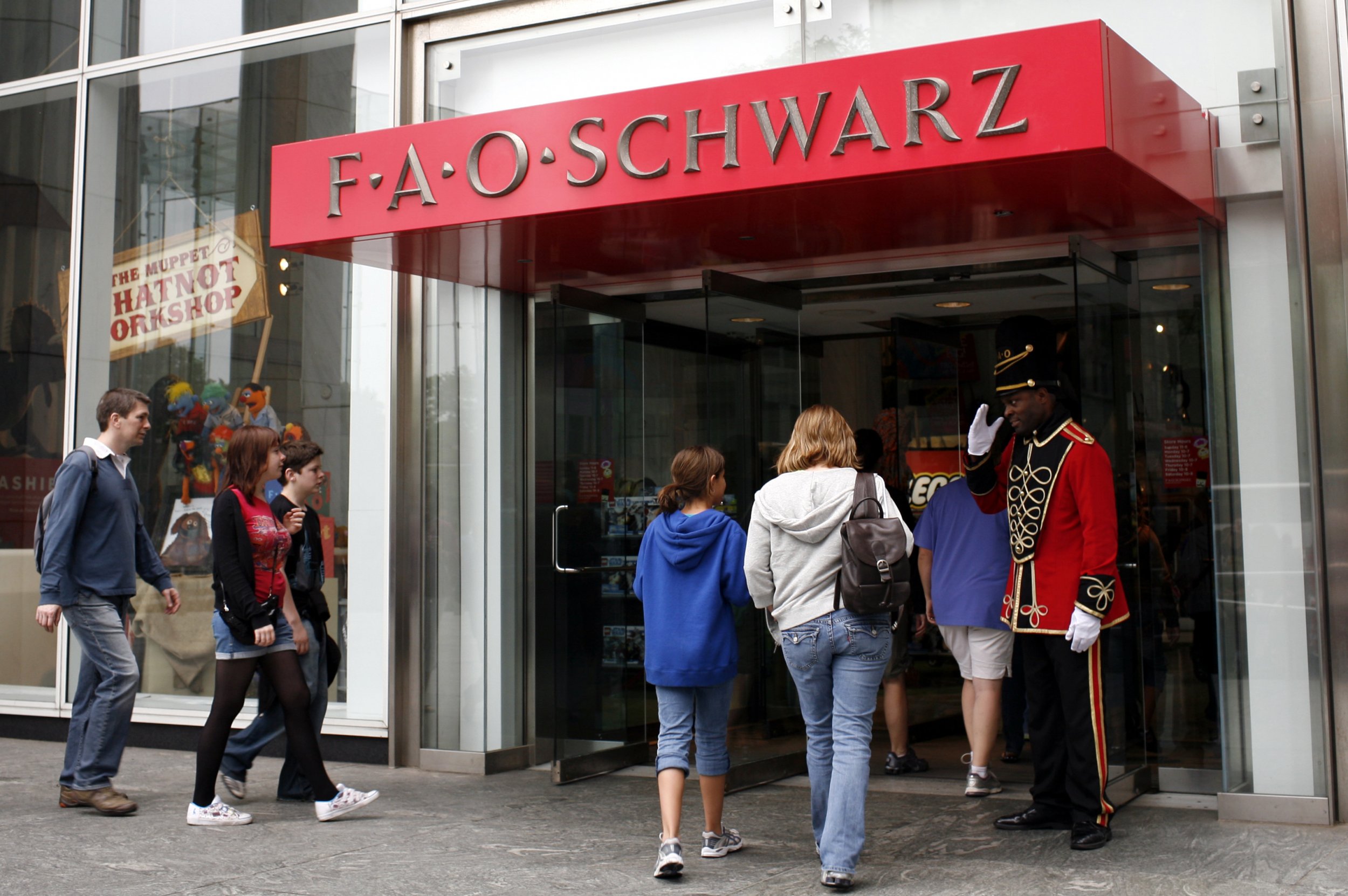 As FAO Schwarz prepares to close, people say goodbye to 'World of Toys