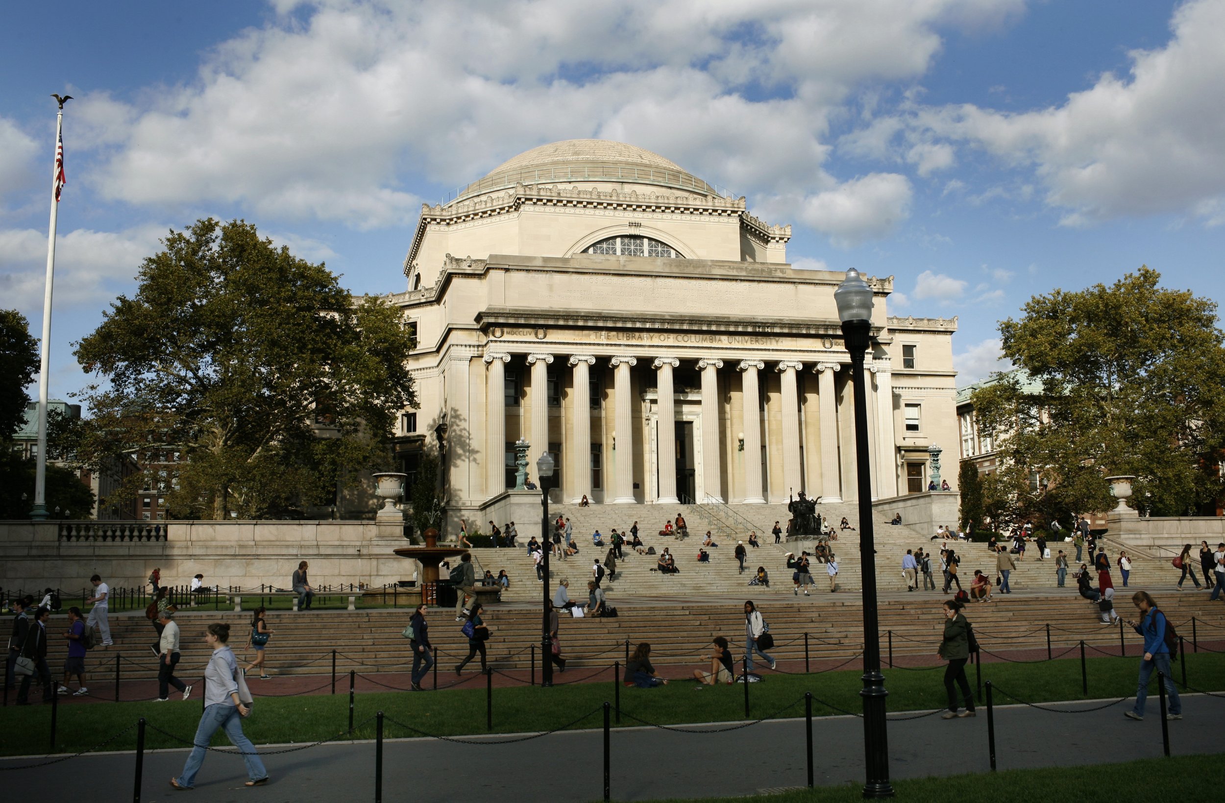 Columbia Student Emma Sulkowicz Carries Mattress at Graduation