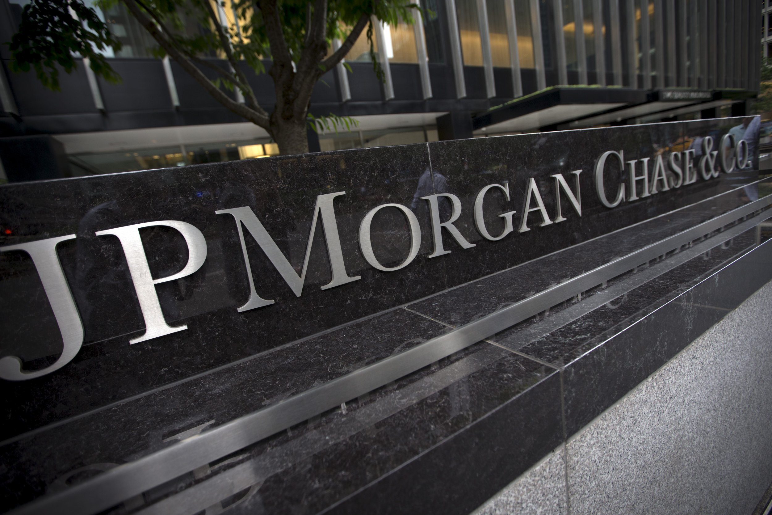 report-j-p-morgan-to-lay-off-more-than-5-000-employees-by-2016