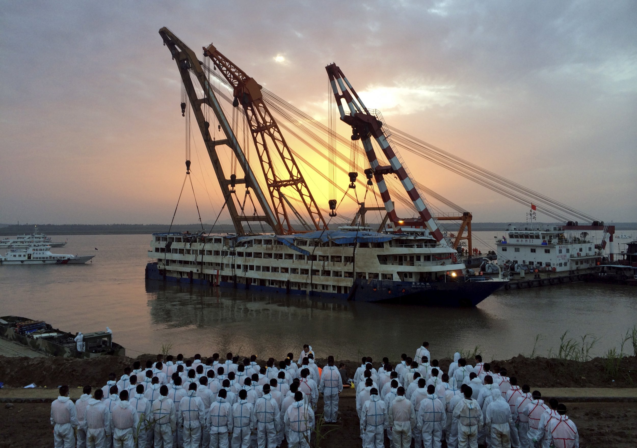 97 Confirmed Dead as Crews Pull Chinese River Boat Out of Yangtze River