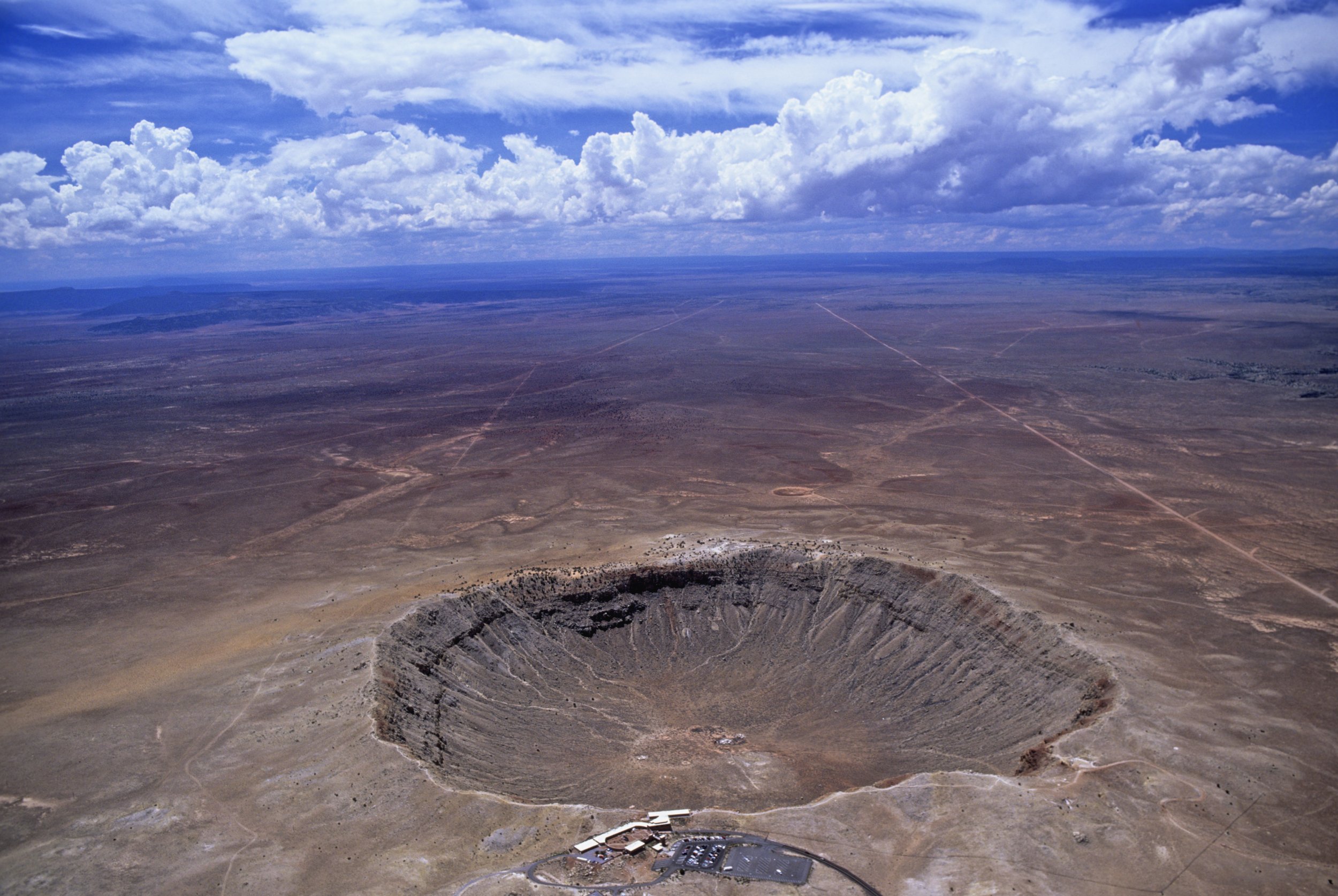 Самый большой кратер на планете. Кратер Бэрринджер. Метеорит Чиксулуб. Кратер Чиксулуб. Метеоритный кратер Чиксулуб.