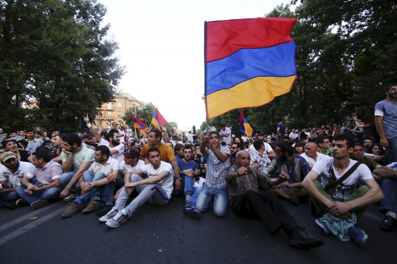 2015-06-23T144510Z_1_LYNXMPEB5M0NH_RTROPTP_4_ARMENIA-PROTEST 2015-06-23T144510Z_1_LYNXMPEB5M0NH_RTROPTP_4_ARMENIA-PROTEST
