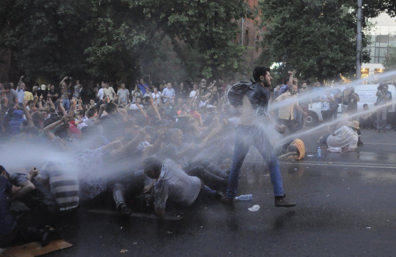 2015-06-23T155128Z_579613154_GF10000136780_RTRMADP_3_ARMENIA-PROTEST 2015-06-23T155128Z_579613154_GF10000136780_RTRMADP_3_ARMENIA-PROTEST