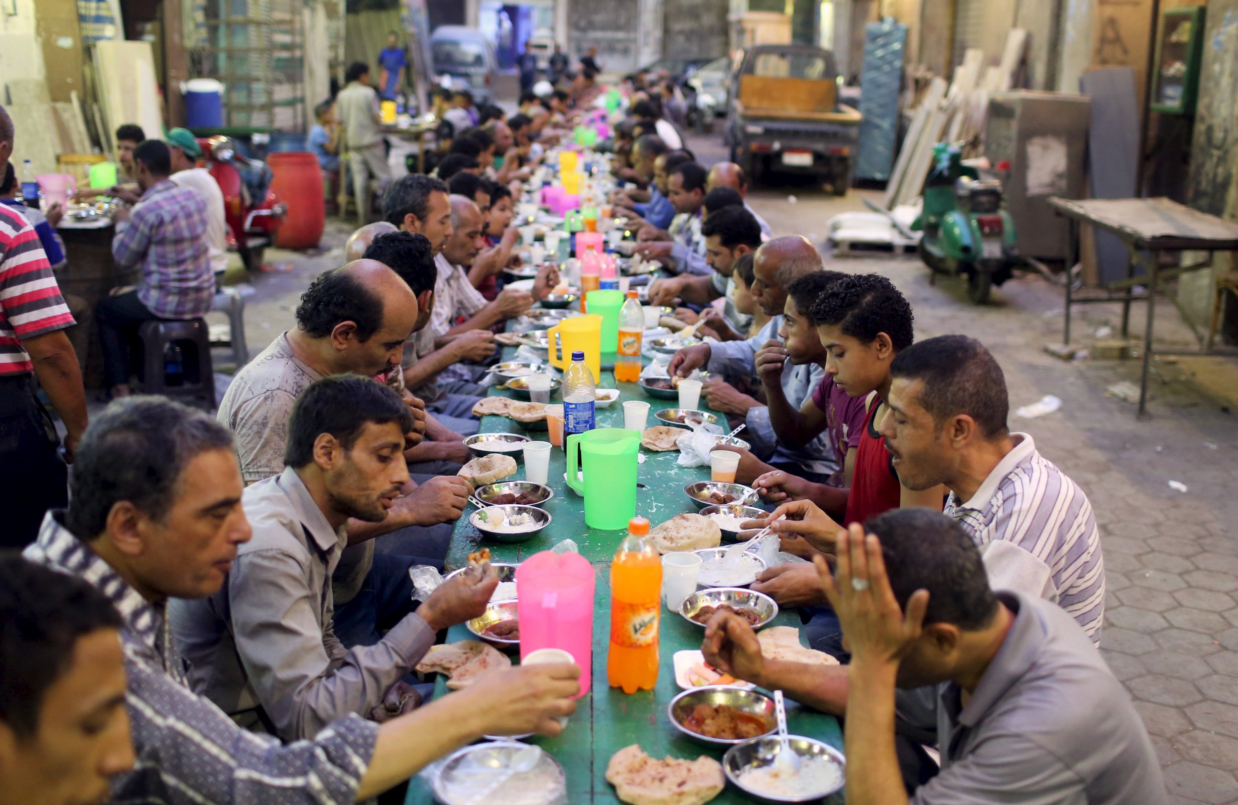 Egyptian Volunteers Aim to Create World's Longest FastBreaking Table