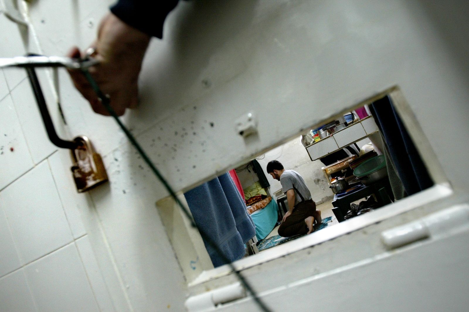 Israeli doctors resist force-feeding prisoners