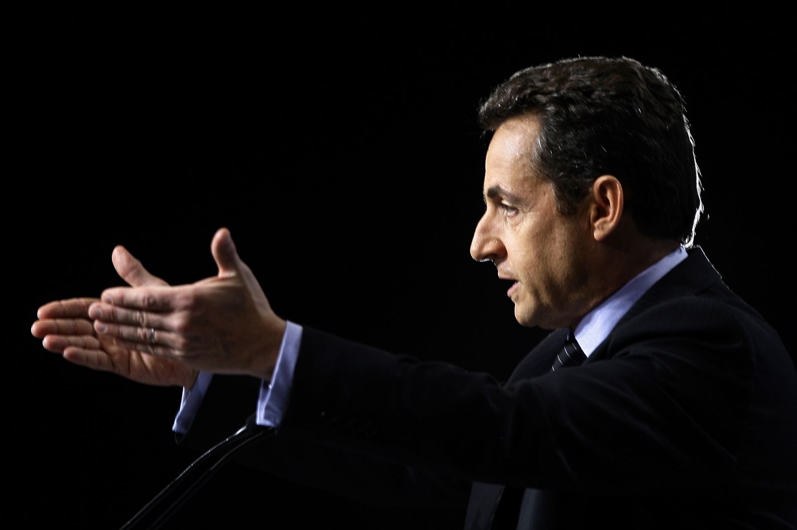 Sarkozy signs anti-mosque petition Sarkozy signs anti-mosque petition