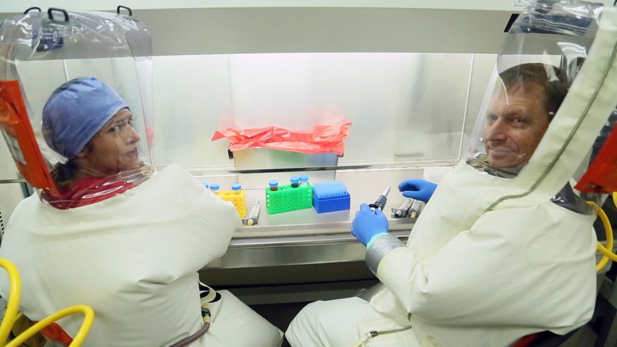 doctors-ebola-lab