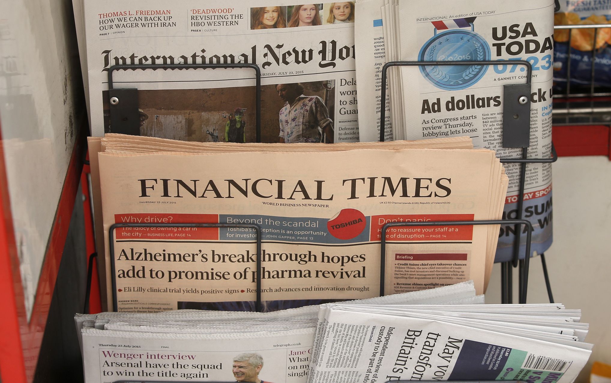 Financial times. Британская Financial times. Газета Файнэншл Таймс. The Financial times newspaper.