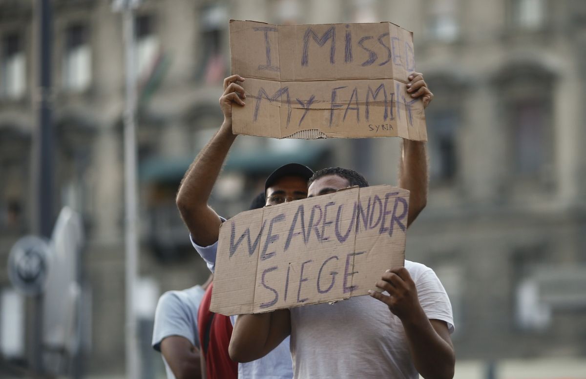 David Cameron faces migrant crisis David Cameron faces migrant crisis