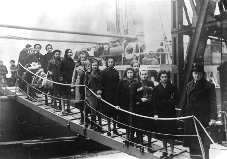 Jewish children arrive in London