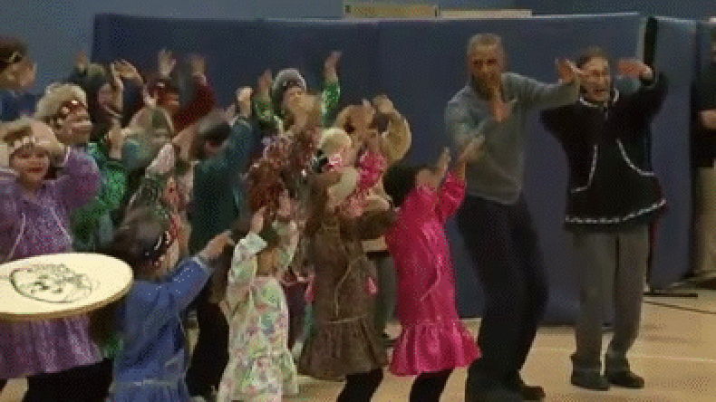 Obama_dances_with_Alaskan_children (3)