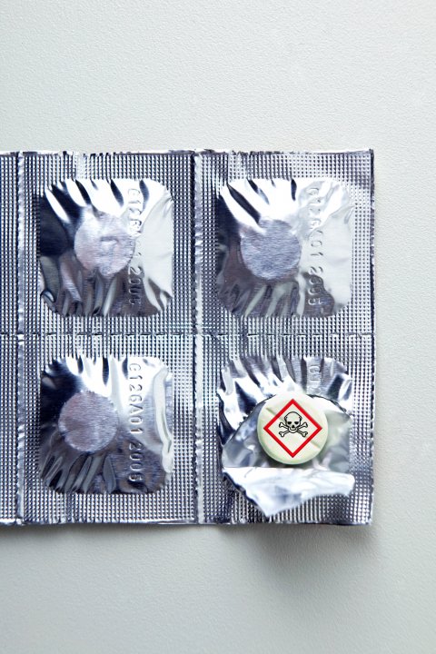 09_25_FakeDrugs_01