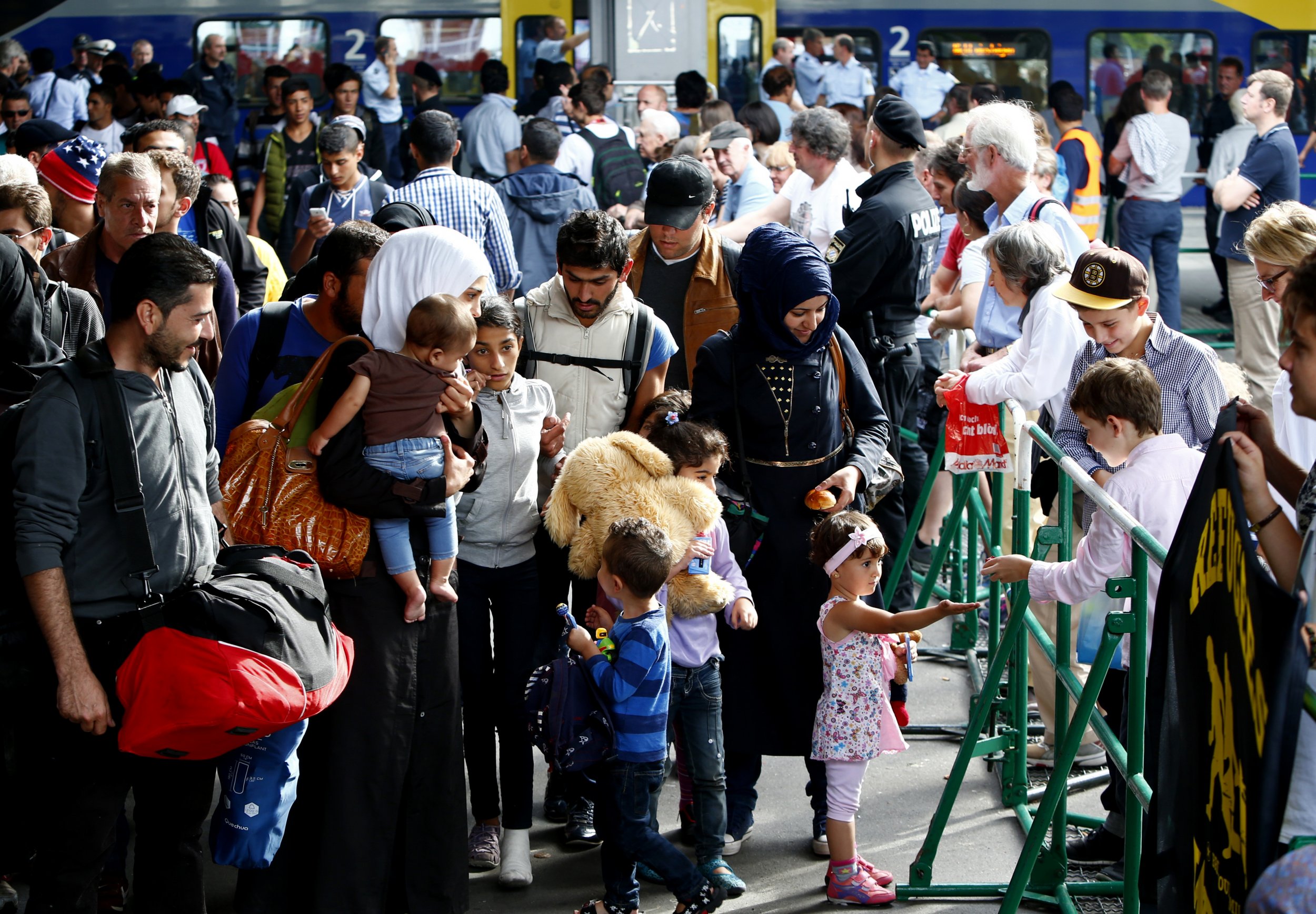 Germany Border Controls 'Temporarily' Reintroduced Amid Refugee Crisis ...