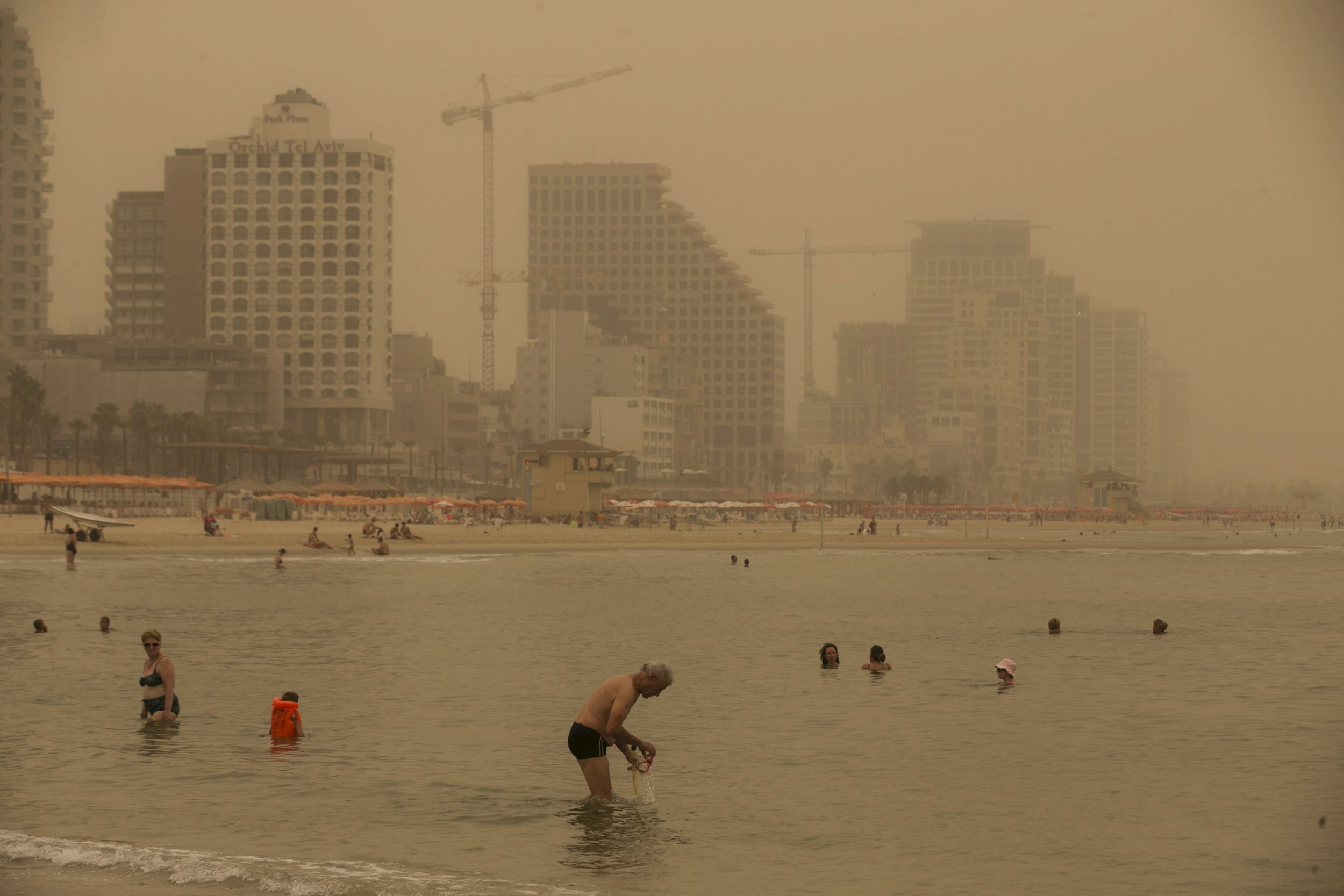 09_14 Israel Sandstorm Refugees