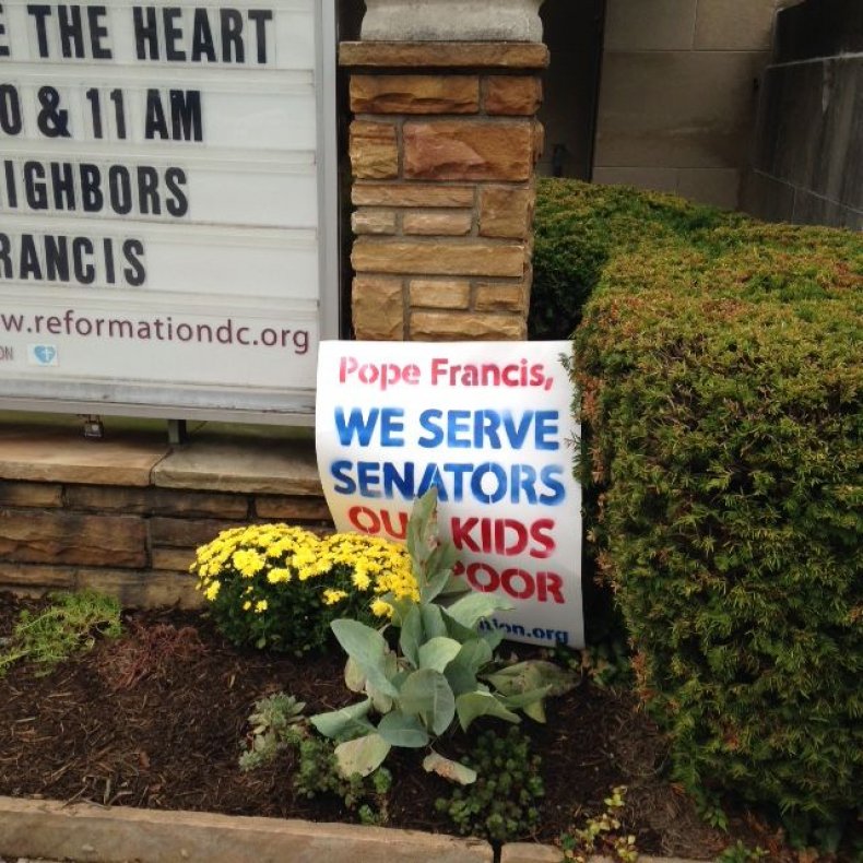 0922_PopeSign
