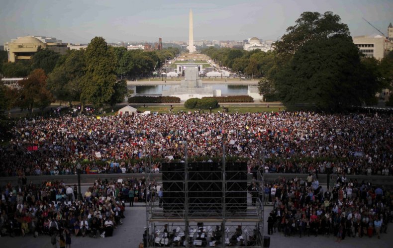 crowd packs west lawn to see the pope
