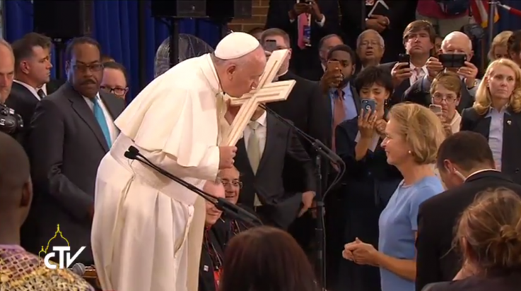 popekiss popekiss