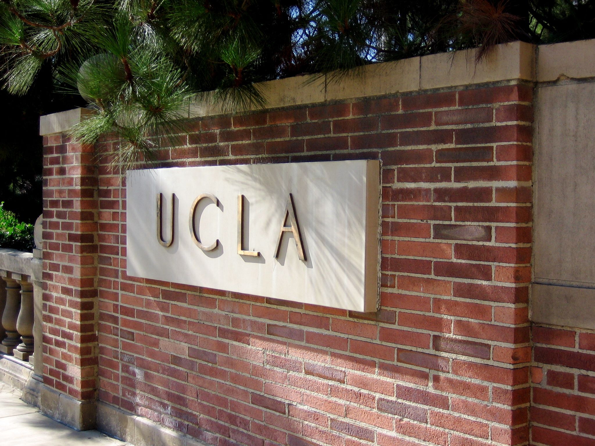 10_09_UCLA_01