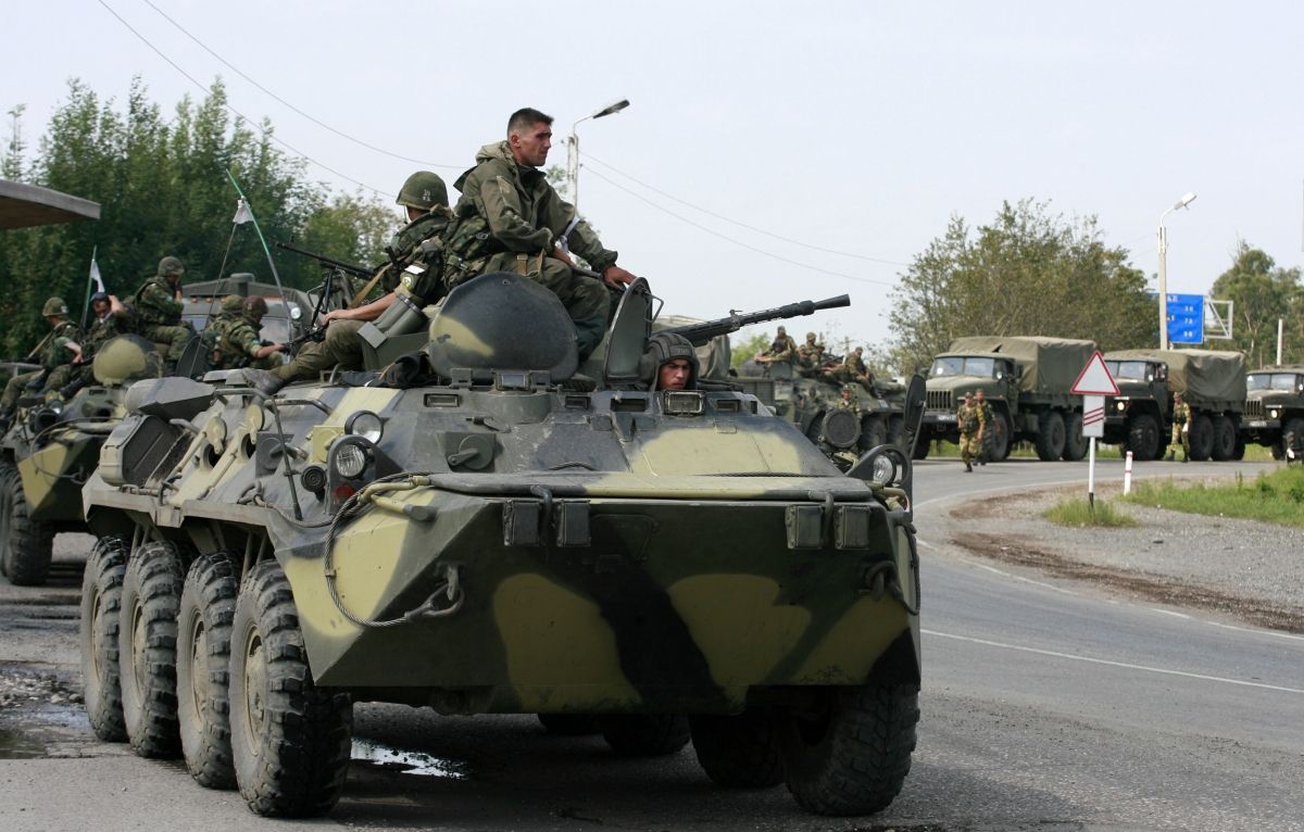 Ход военной. БТР-80а Южная Осетия. БМП-2 2008 Осетия. ВДВ Осетия 2008. Подбитые БТР Южная Осетия 2008.