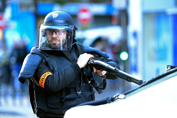 0107_Paris_armed_policeman