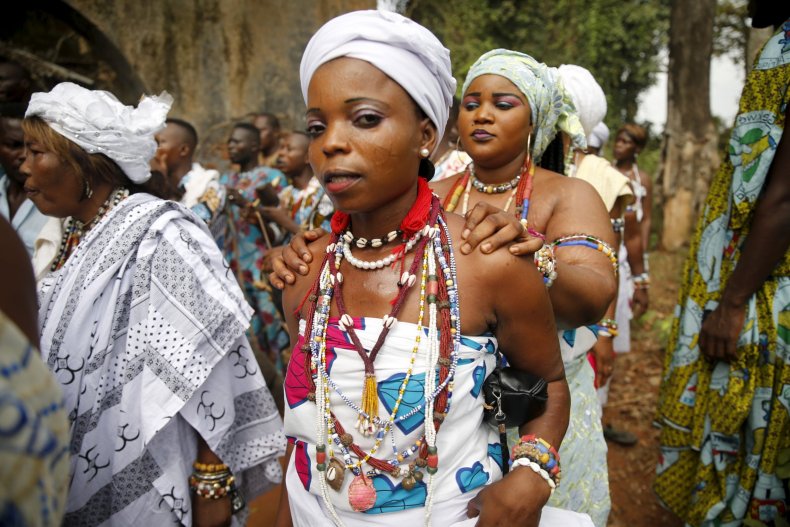 0111_Benin_voodoo_devotees