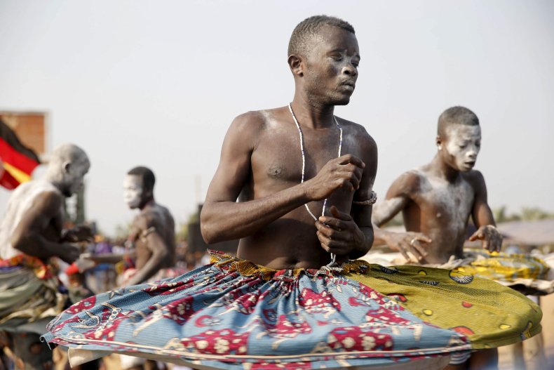 0111_Ouidah_dancer