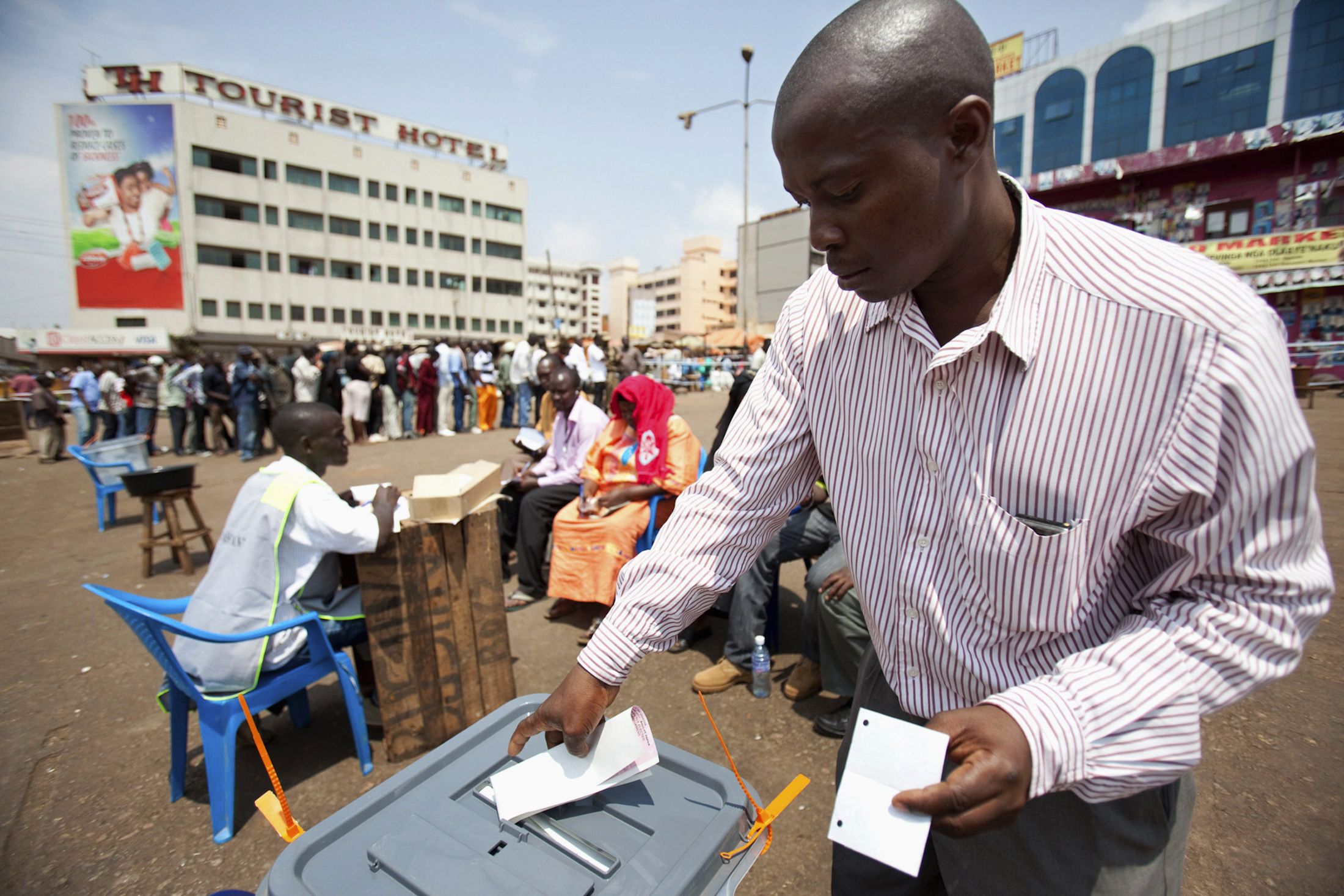 0112_Uganda_voter