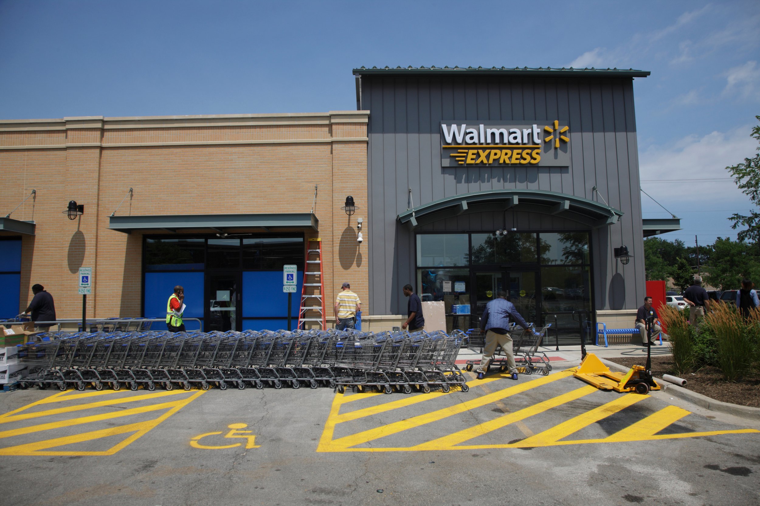 Wal-Mart pulls plug on smallest store format, shuts 269 stores