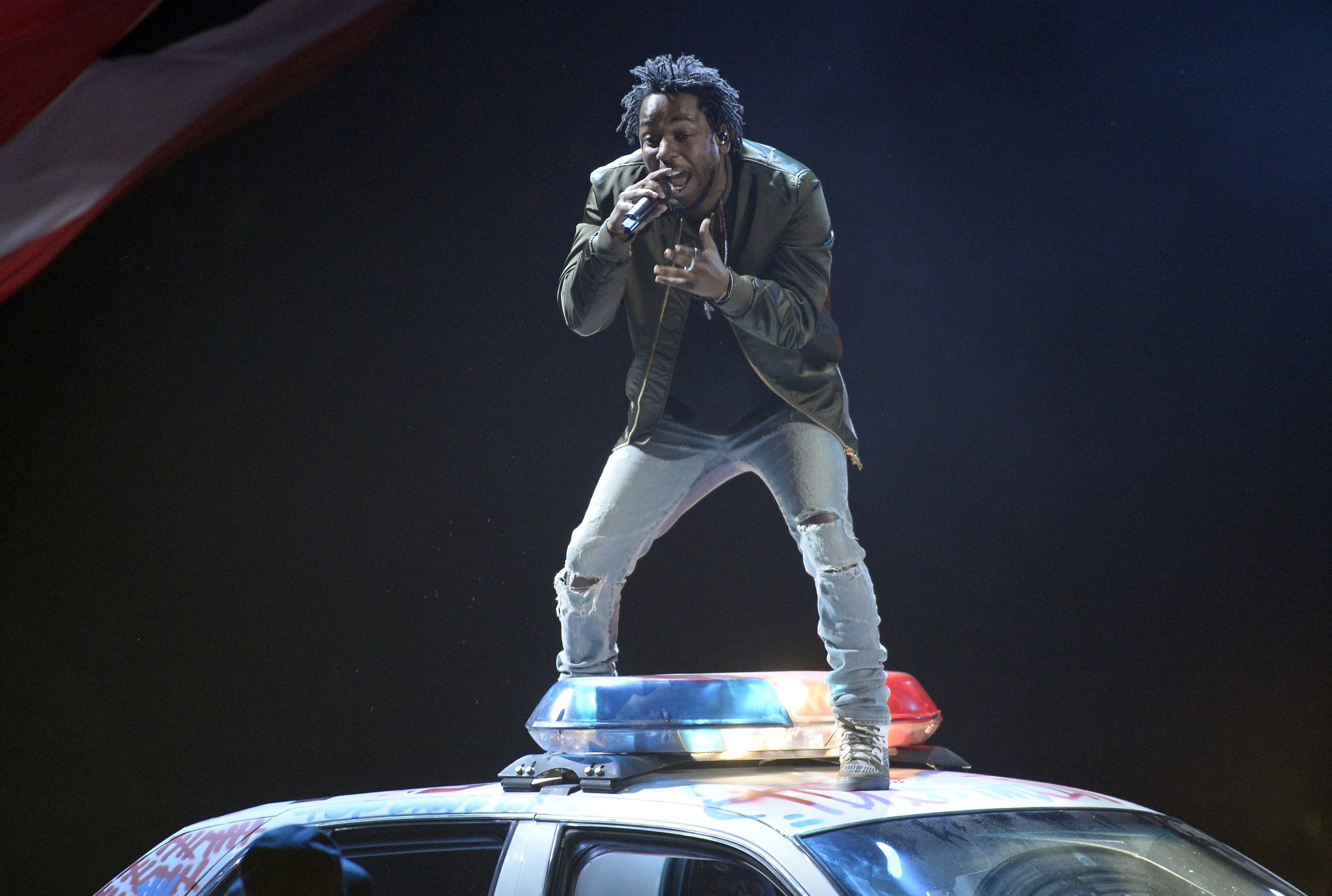 Kendrick Lamar Performs 'Alright' in Compton for Grammy Awards Promo ...