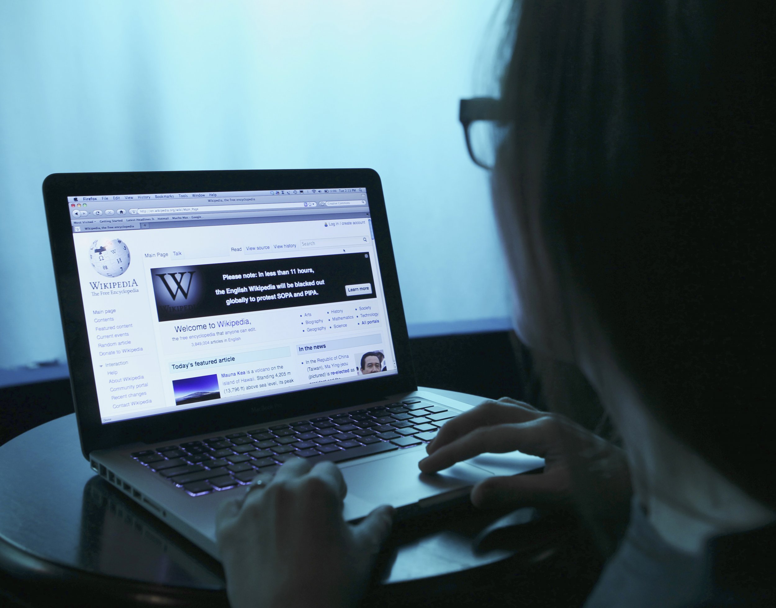 A woman opens Wikipedia on her laptop