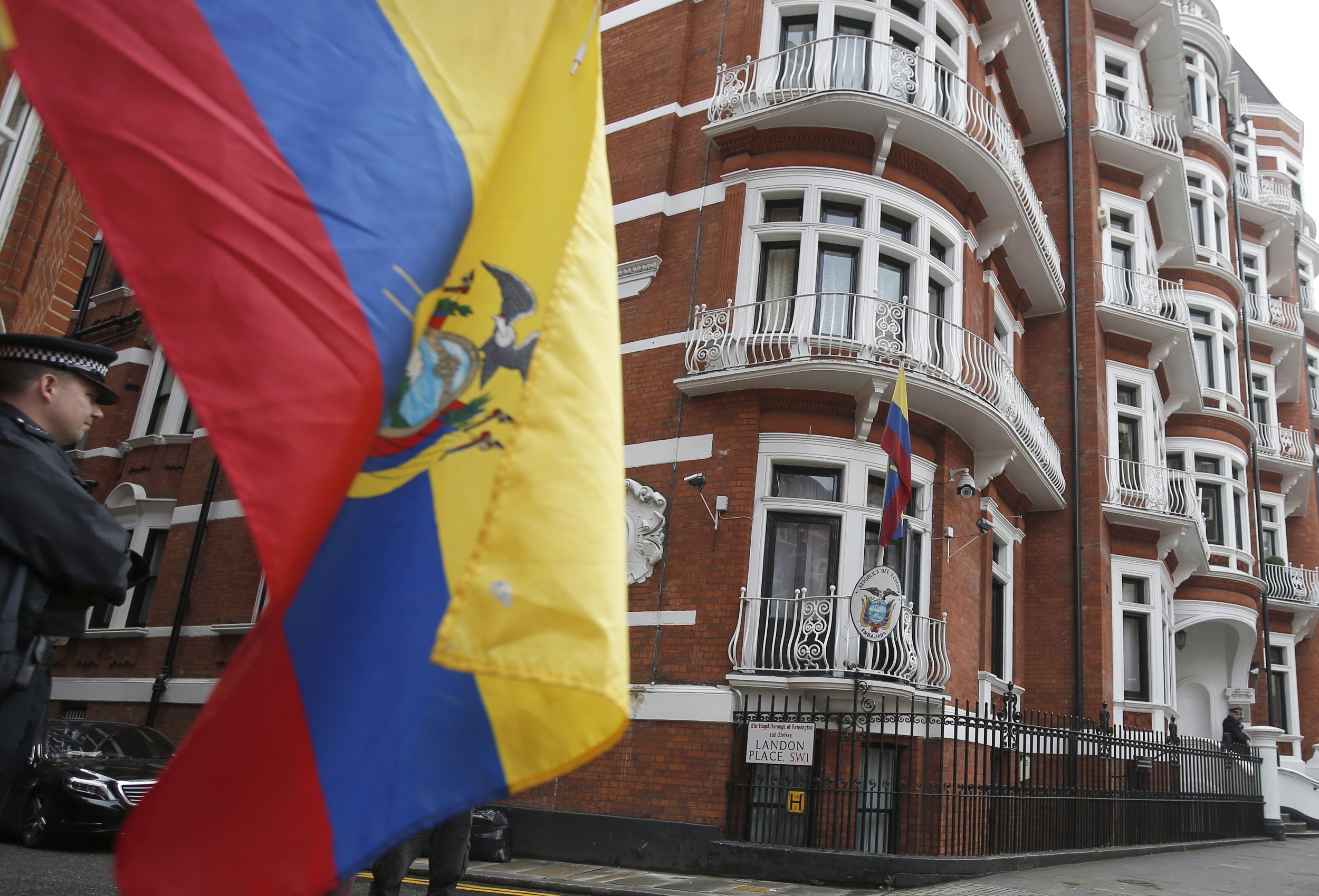 assange un decision wikileaks embassy