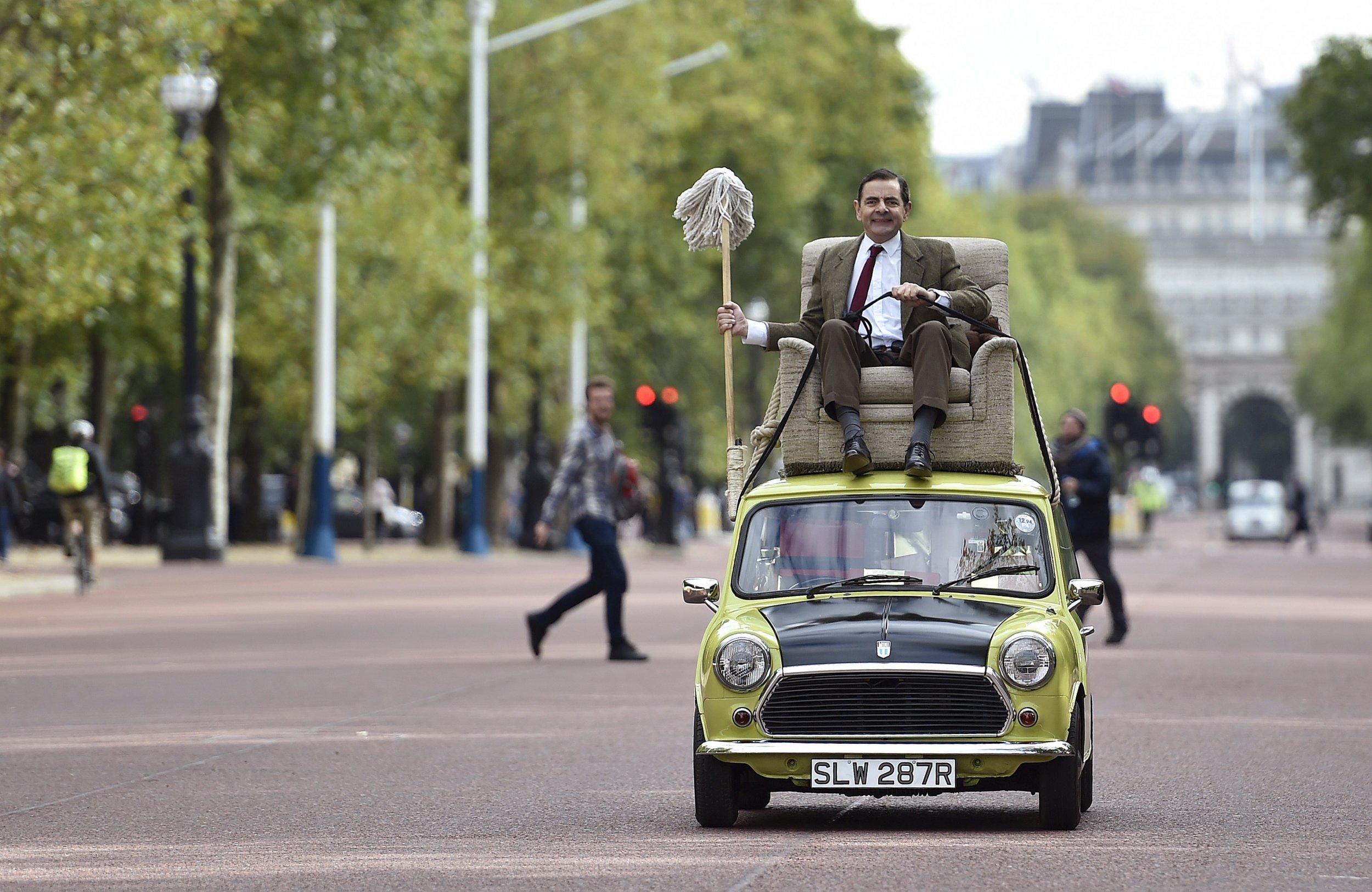 Бина авто. Мистер Бин мини Купер. Мистер Бин машина. Mini Cooper мистера Бина. Мистер Бин на крыше машины.