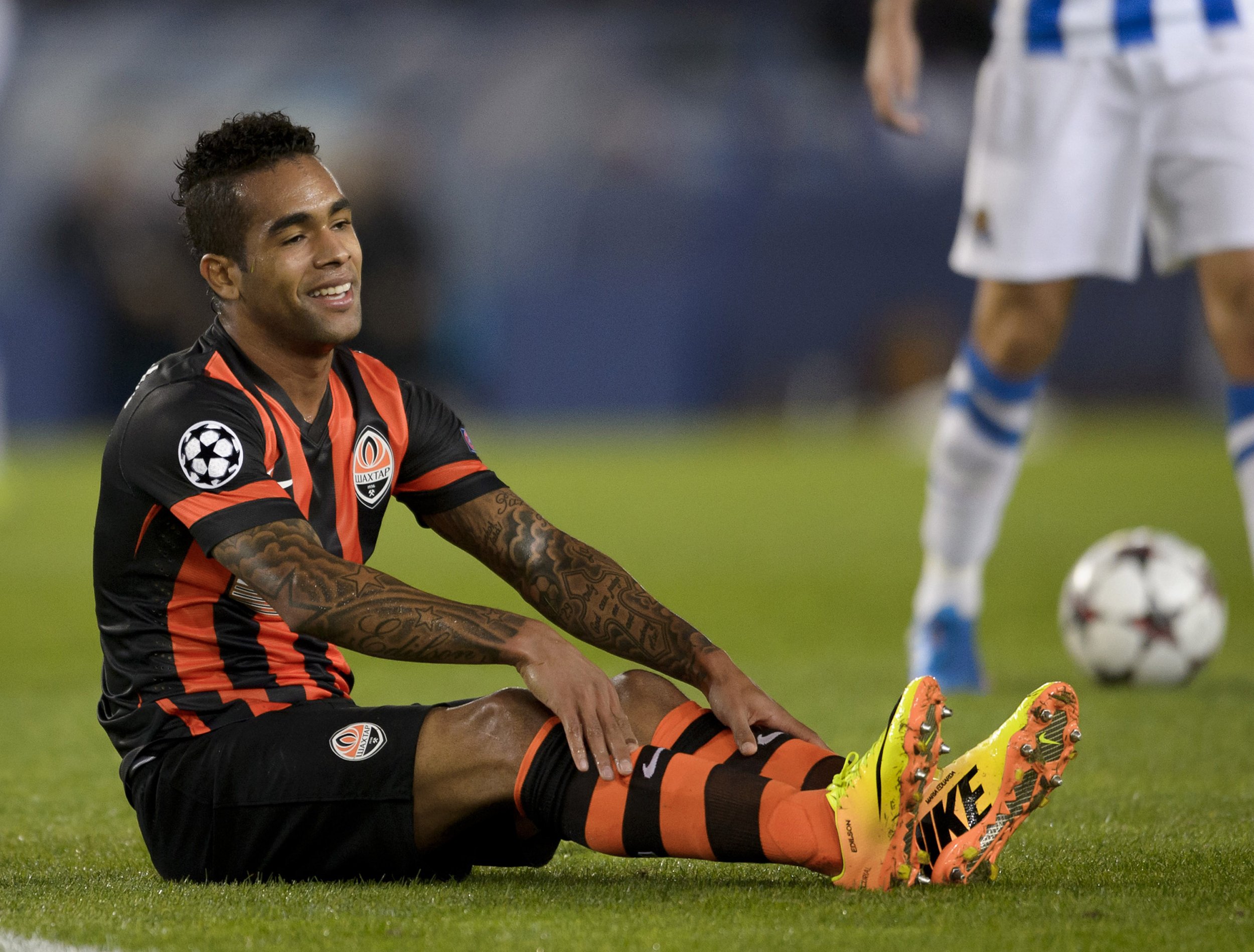 Liverpool Transfer Target Alex Teixeira Moves to China's ...