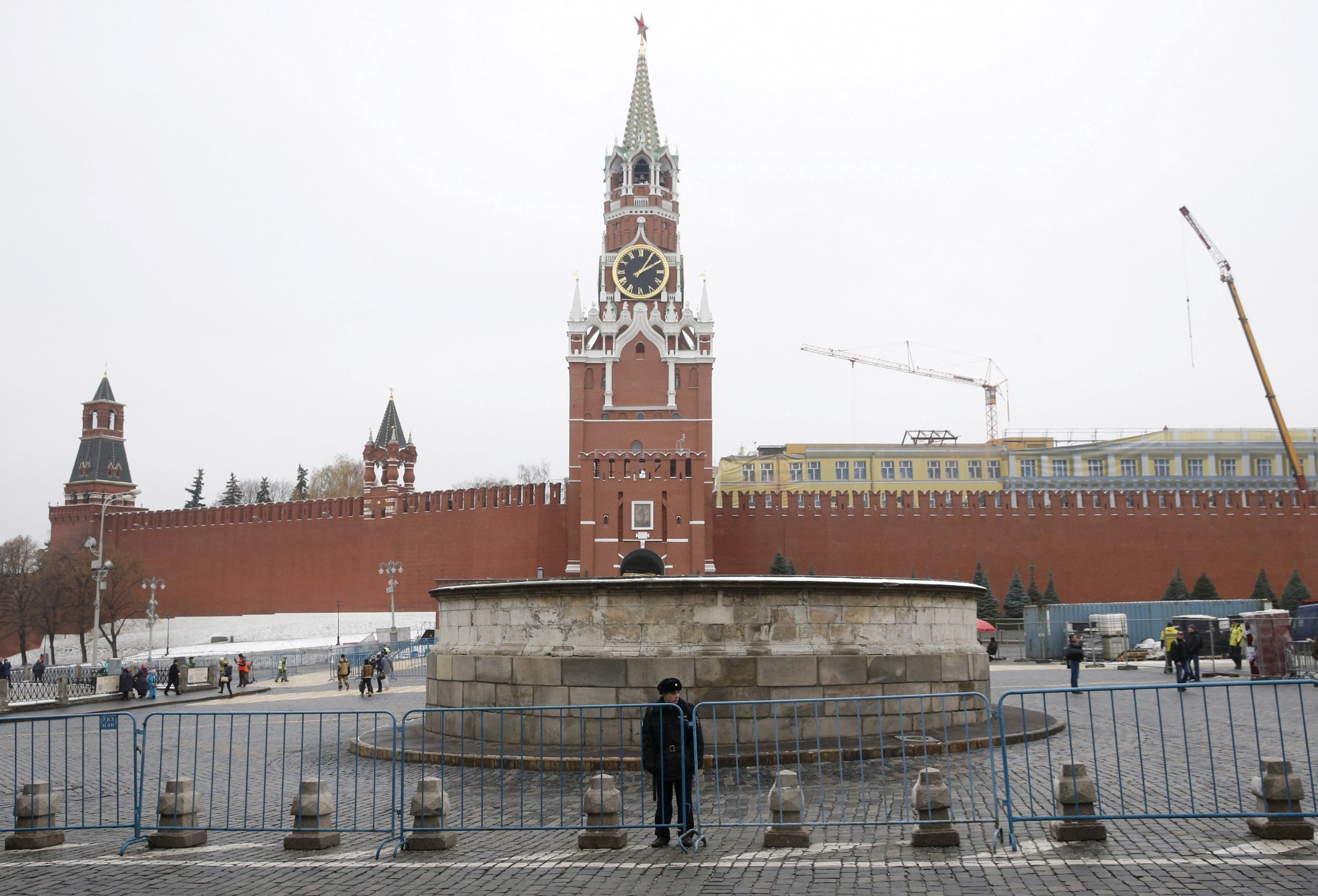 Russian policeman stands on guard in front of the Kremlin