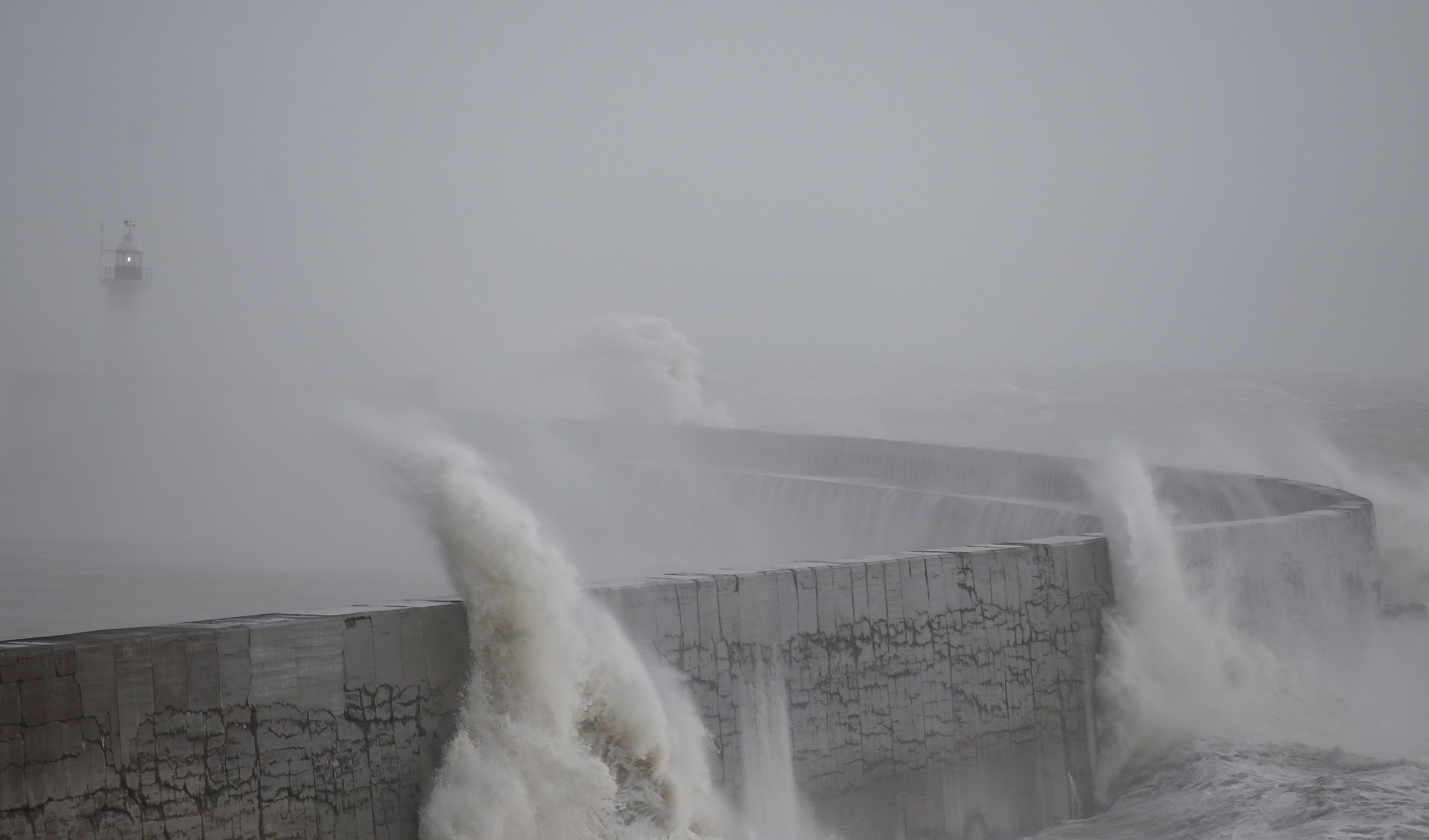 sea-wall-lighthouse sea-wall-lighthouse