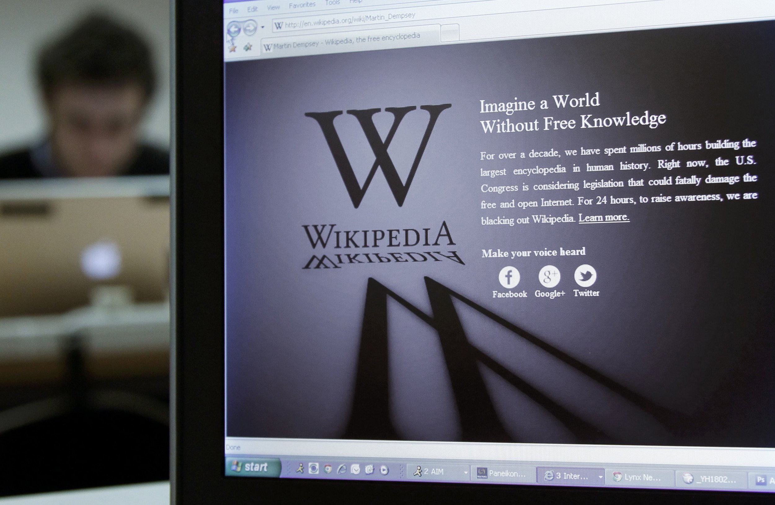 wikipedia-takes-on-google-with-new-transparent-search-engine