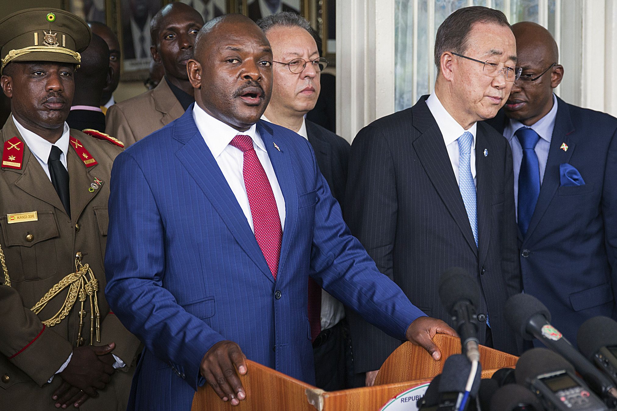 Burundian President Pierre Nkurunziza and Ban Ki-Moon address a press conference.