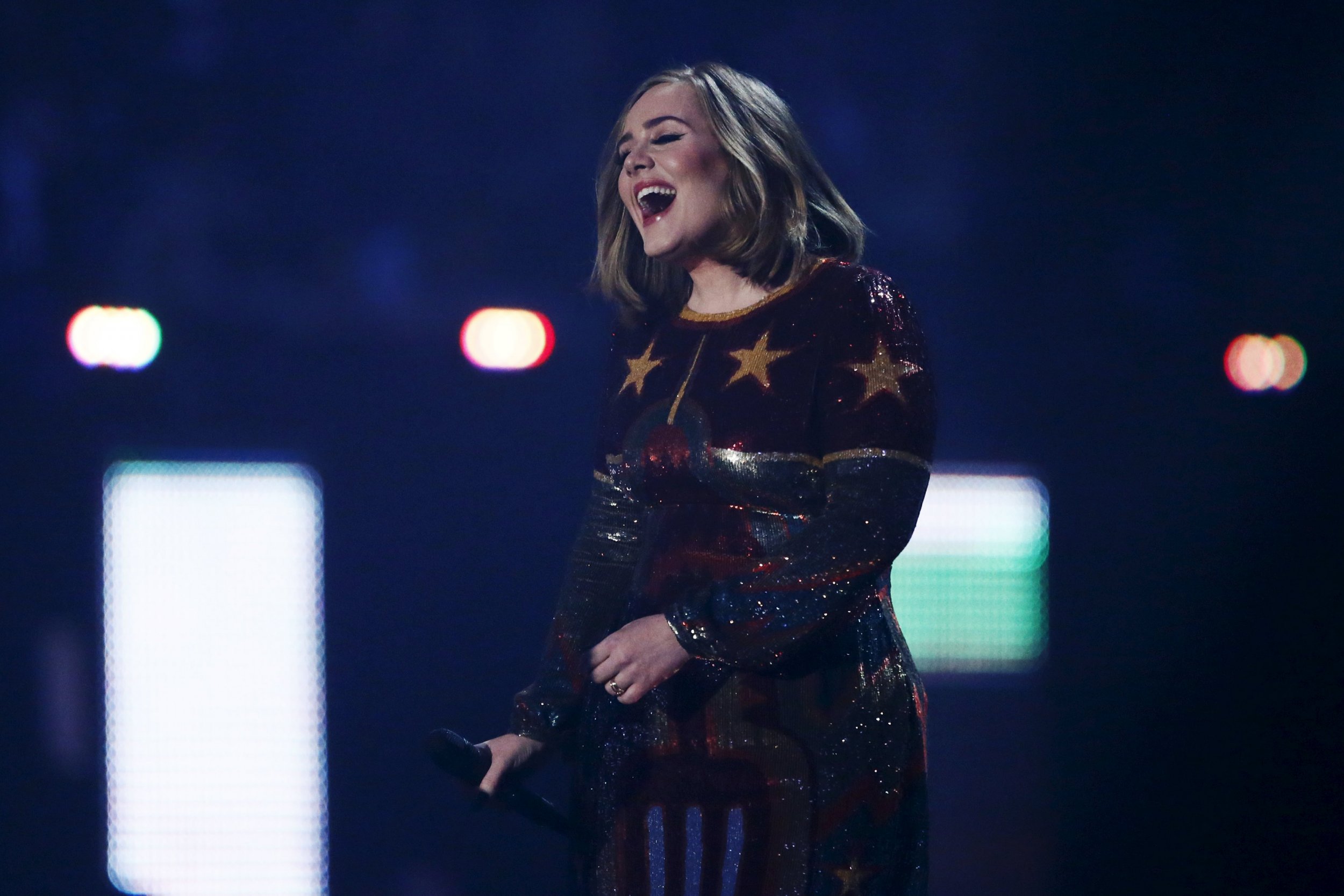 Verslaving het ergste Gebakjes Brit Awards 2016: Adele Steals the Show and Sends Message to Kesha